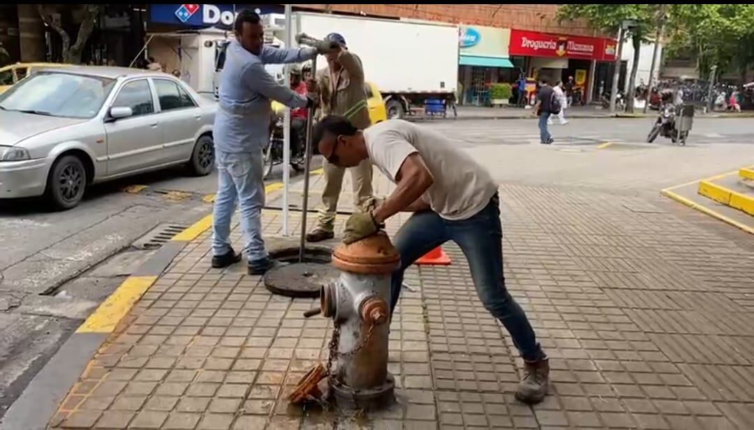 Otro problema es que la tubería se llenó de aire, razón por la cual los trabajadores se dieron a la tarea de abrir los hidrantes. Foto tomada de vídeo de Emcali