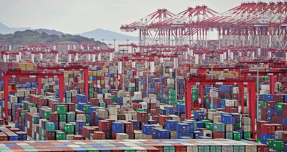 La mayor congestión se vive en los puertos chinos, con cientos de barcos esperando el desarrollo de las operaciones comerciales. El trancón de contenedores es gigantesco.