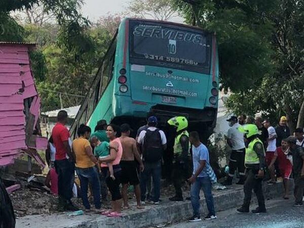 Autoridades investigan causas del accidente que dejó dos muertos.