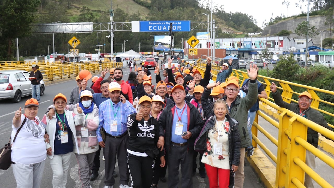 Adultos mayores de Tocancipá cruzan la frontera de Colombia y Ecuador.