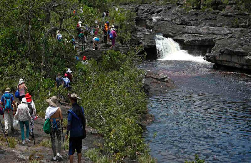 930 policías comunitarios hacen control y acompañan a los turistas en todo el país. Foto: Guillermo Torres / SEMANA