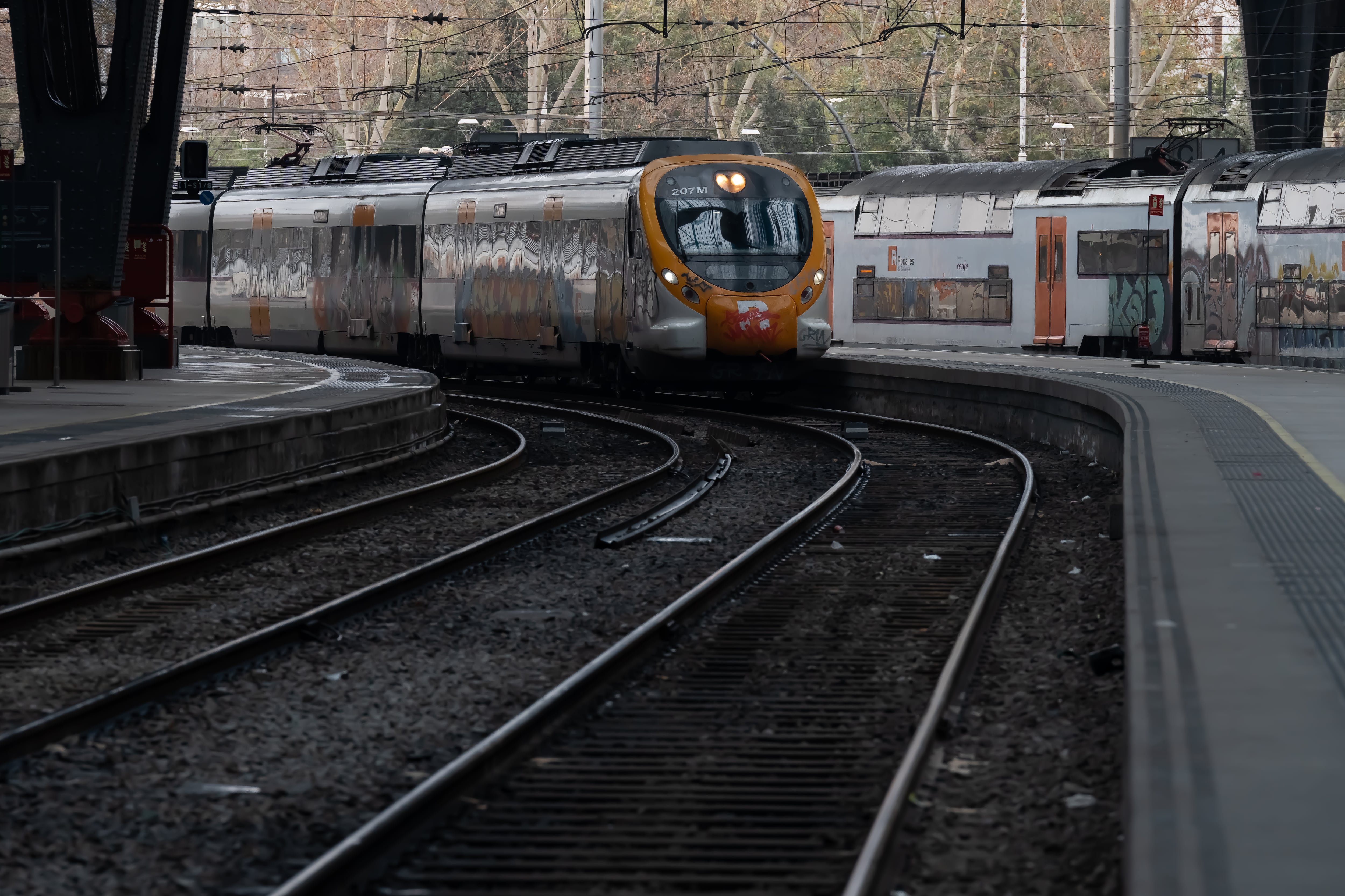 Varios heridos al chocar un tren con un muro caído en las vías en región española de Cataluña