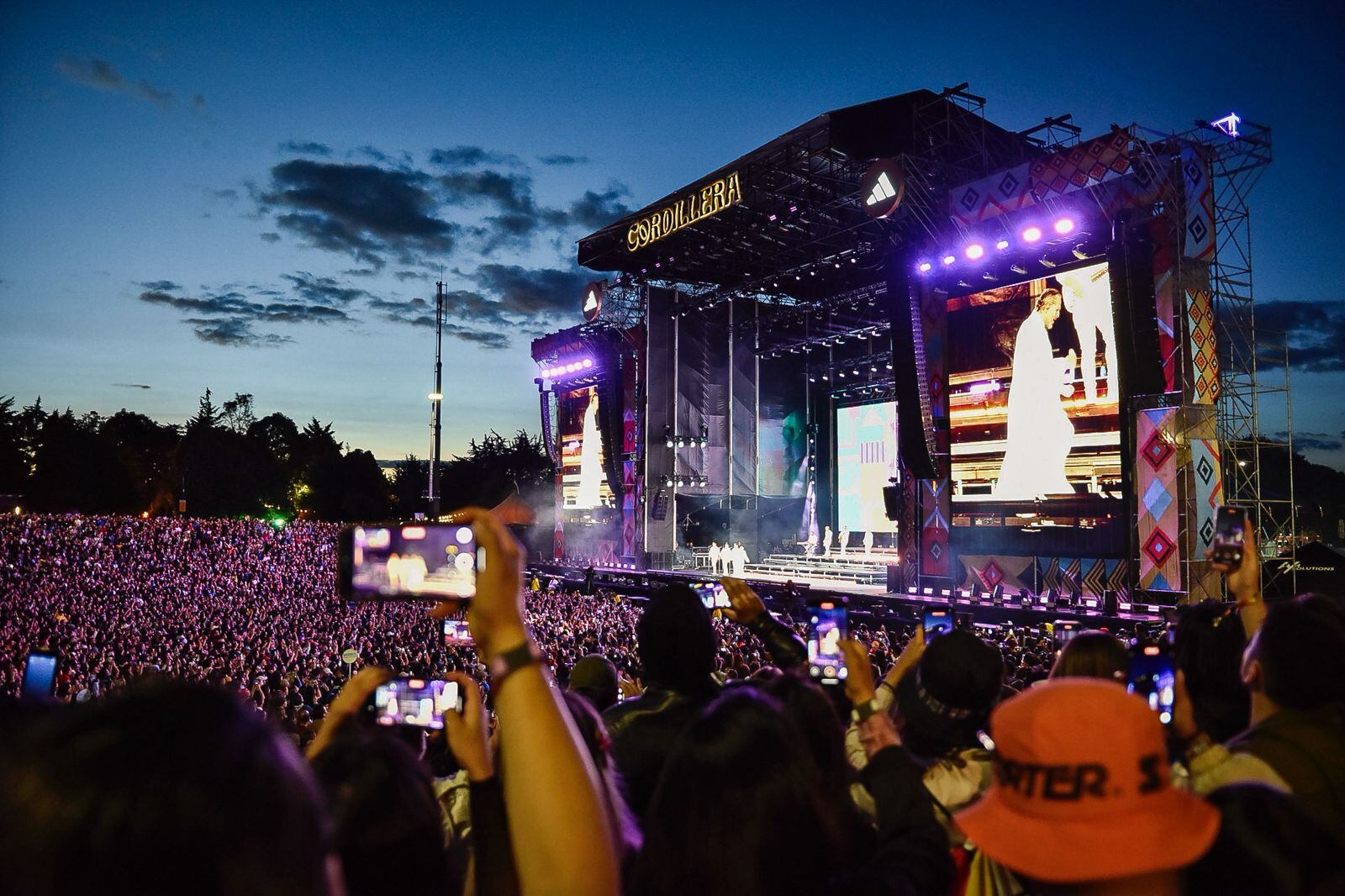 Así se vivió el primer día del Festival Cordillera: un ambiente cargado de música, baile y energía colectiva, donde miles de asistentes disfrutaron de los sonidos latinoamericanos.