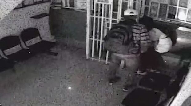 El hombre amenazó a la mujer para acceder al dinero.