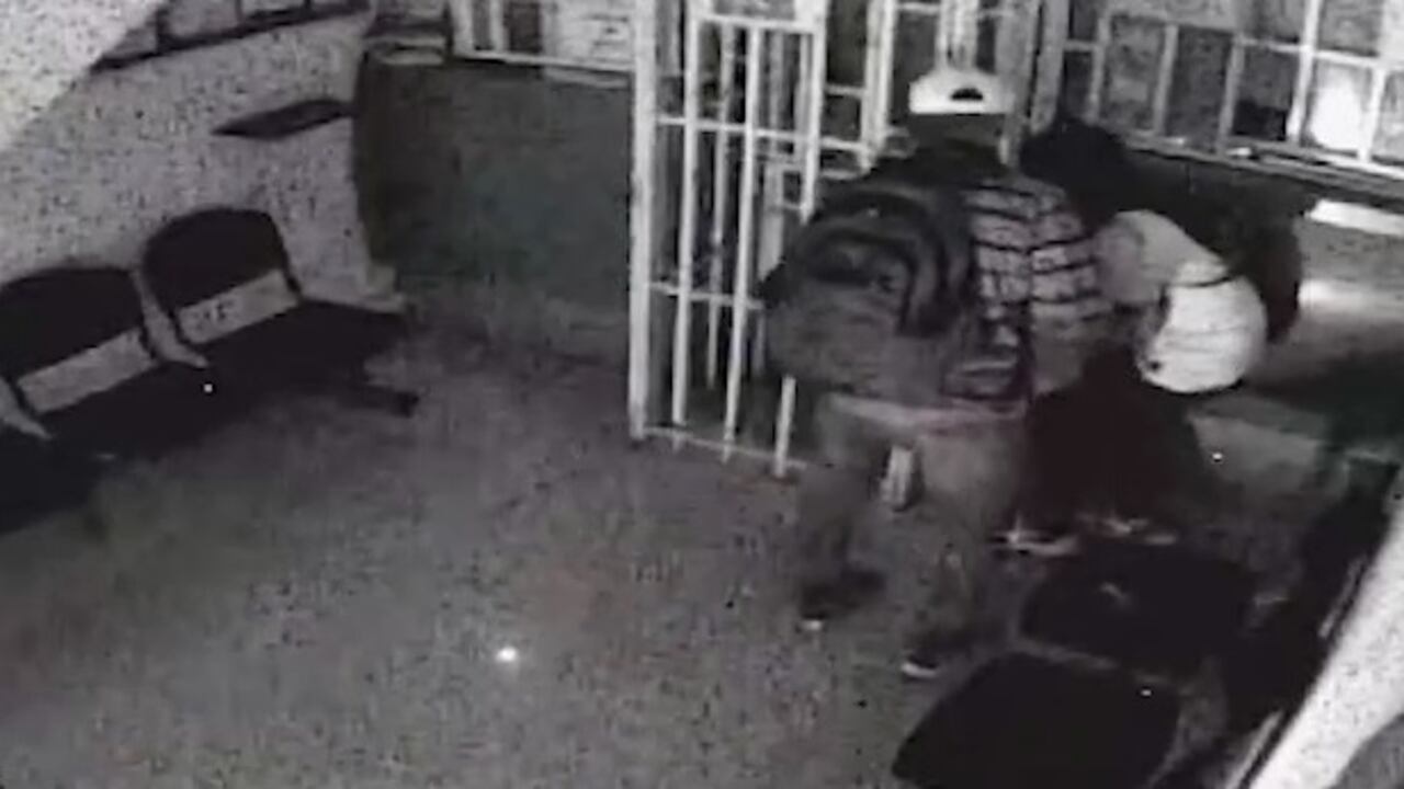 El hombre amenazó a la mujer para acceder al dinero.