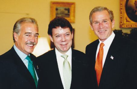 Uno de los fuertes de Juan Manuel Santos ha sido su capacidad de entender las relaciones internacionales. En la foto con George W. Bush y Andrés Pastrana, de quien fue ministro de Hacienda.