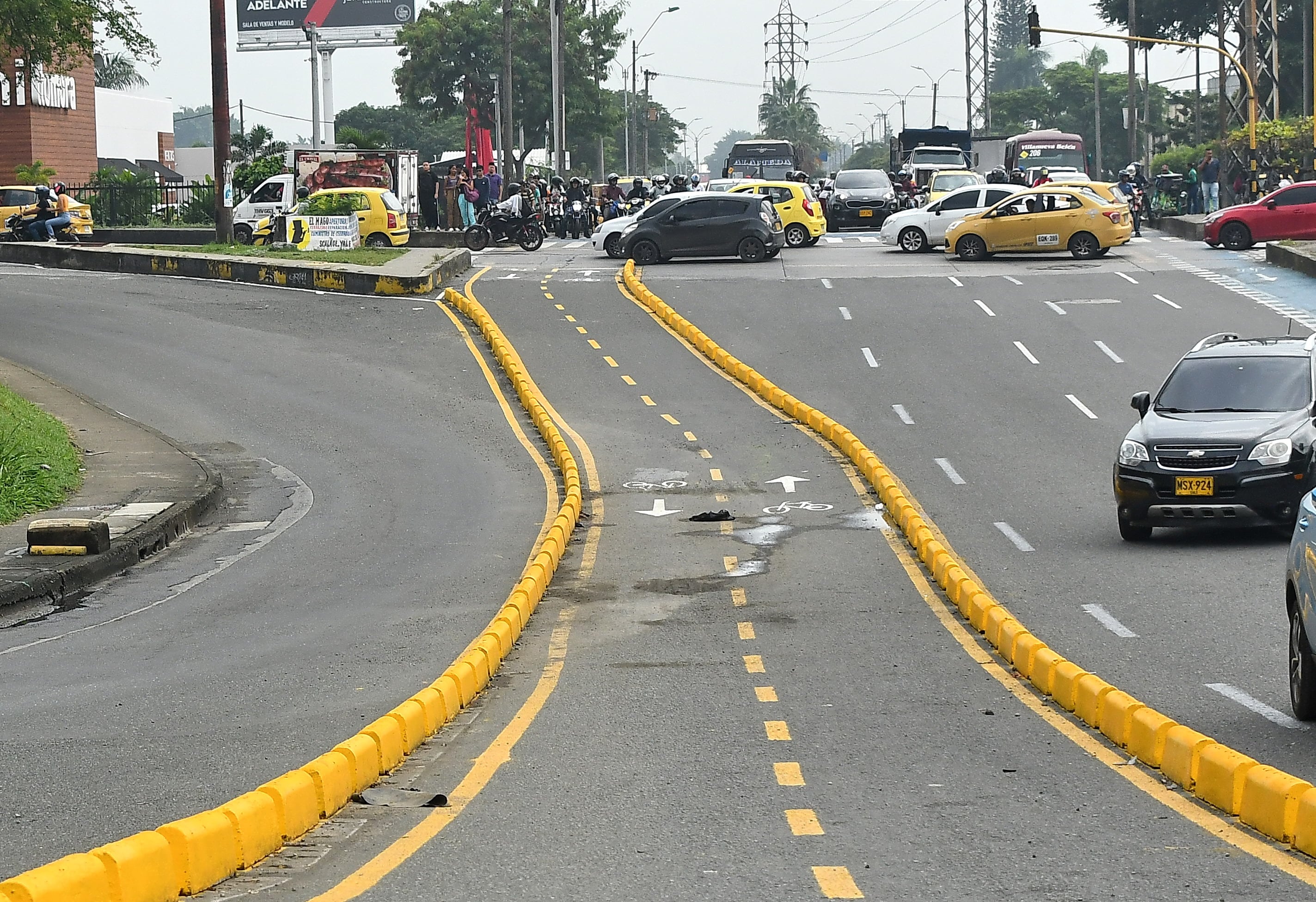 En la Cra 8 entre Calle 25 y 26 instalaron los conocidos Ospimuros para delimitar la cicloruta y redujeron un carril, Dic 16 de 2023, Foto Wirman Rios / EL PAIS