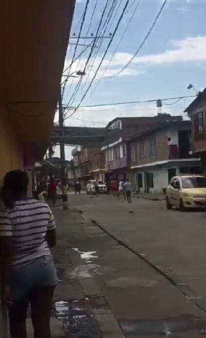 Jóvenes se enfrentan aparentemente por cruzar fronteras invisibles en la comuna 6 de Cali.