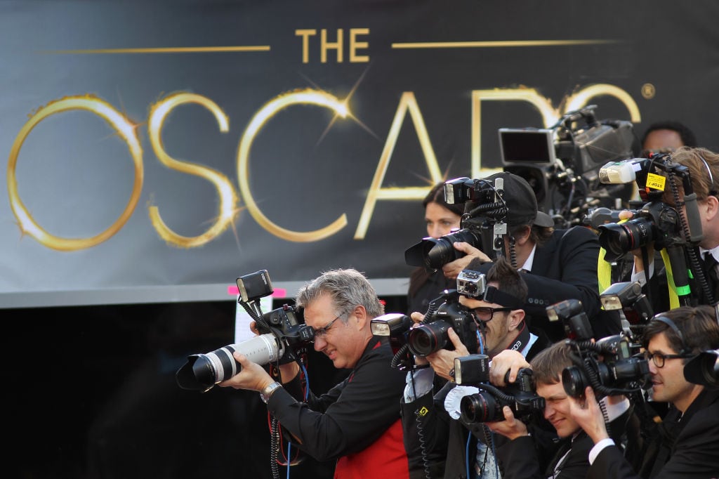Los fotógrafos cubren la alfombra roja de la 85ª edición anual de los Premios de la Academia en el Hollywood & Highland Center el 24 de febrero de 2012 en Hollywood, California. (Foto de David McNew/Getty Images)