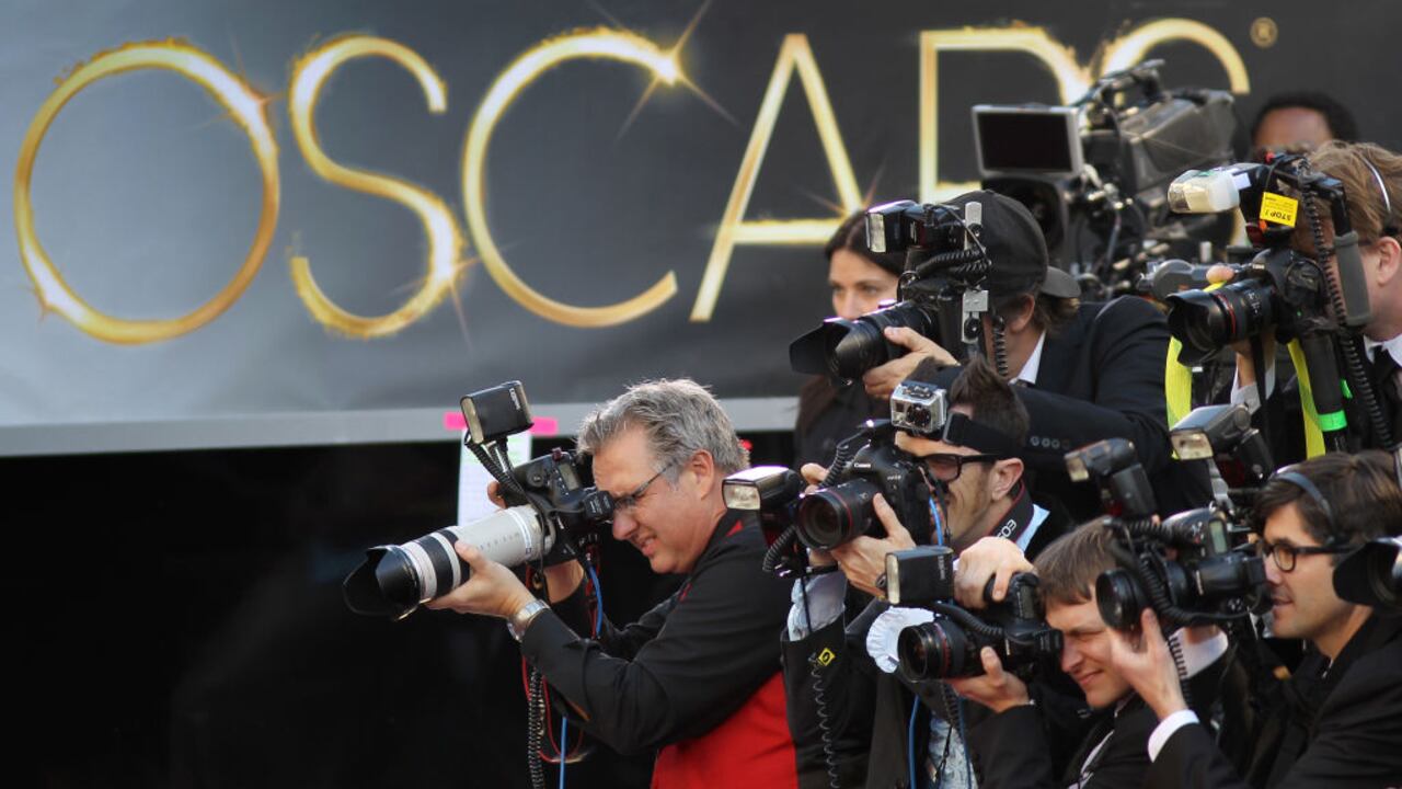 Los fotógrafos cubren la alfombra roja de la 85ª edición anual de los Premios de la Academia en el Hollywood & Highland Center el 24 de febrero de 2012 en Hollywood, California. (Foto de David McNew/Getty Images)