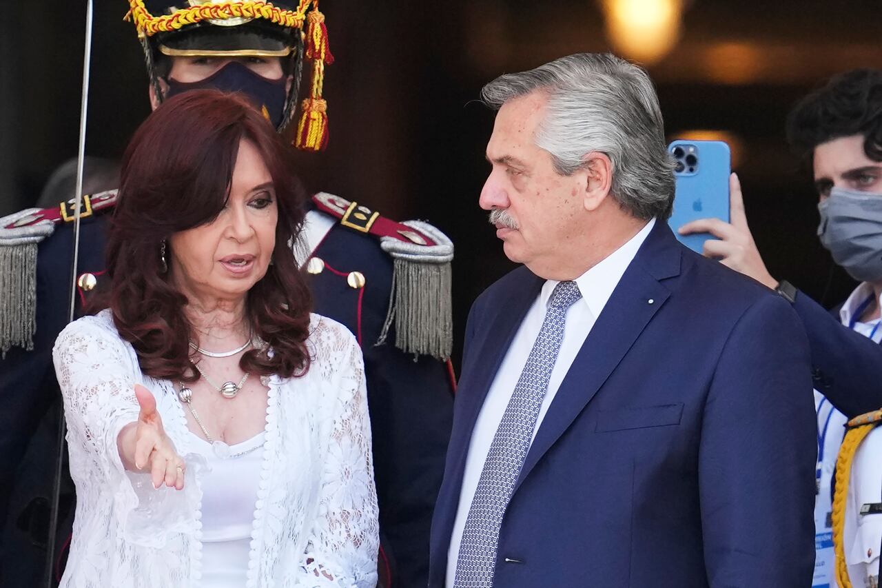 BUENOS AIRES, ARGENTINA - 01 DE MARZO: (De izquierda a derecha) La vicepresidenta de Argentina Cristina Fernández habla con el presidente de Argentina Alberto Fernández fuera del edificio del Congreso Nacional después de la apertura del 140º período del Congreso Argentino 2022 el 01 de marzo de 2022 en Buenos Aires. Argentina. (Foto de Natacha Pisarenko - Pool/Getty Images)
