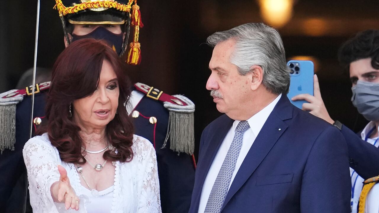 BUENOS AIRES, ARGENTINA - 01 DE MARZO: (De izquierda a derecha) La vicepresidenta de Argentina Cristina Fernández habla con el presidente de Argentina Alberto Fernández fuera del edificio del Congreso Nacional después de la apertura del 140º período del Congreso Argentino 2022 el 01 de marzo de 2022 en Buenos Aires. Argentina. (Foto de Natacha Pisarenko - Pool/Getty Images)