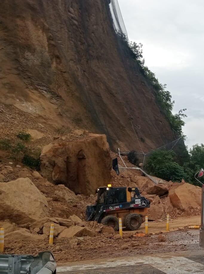 Los trabajos de limpieza avanzan para habilitar la calzada.