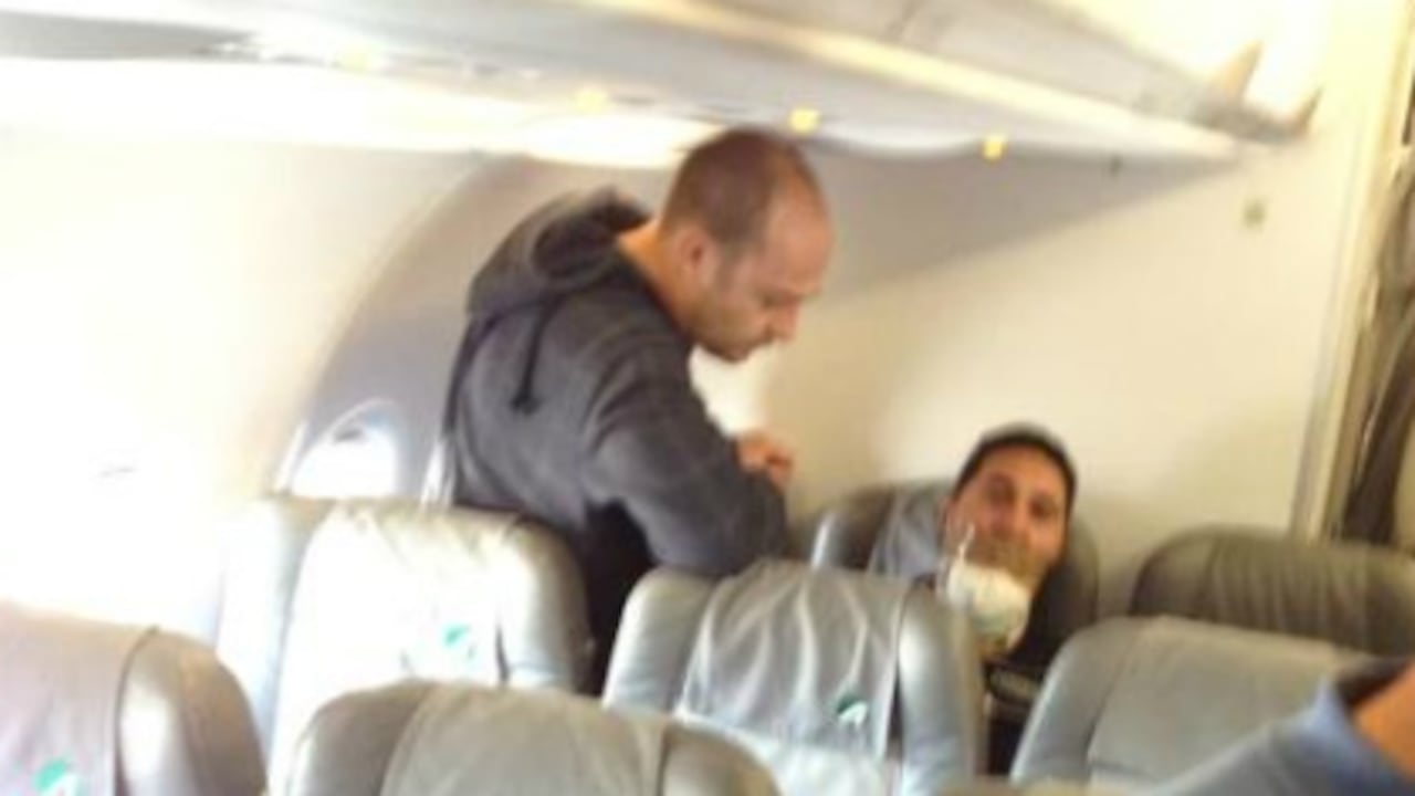 La imagen muestra al inmigrante argelino con la boca tapada con cinta.