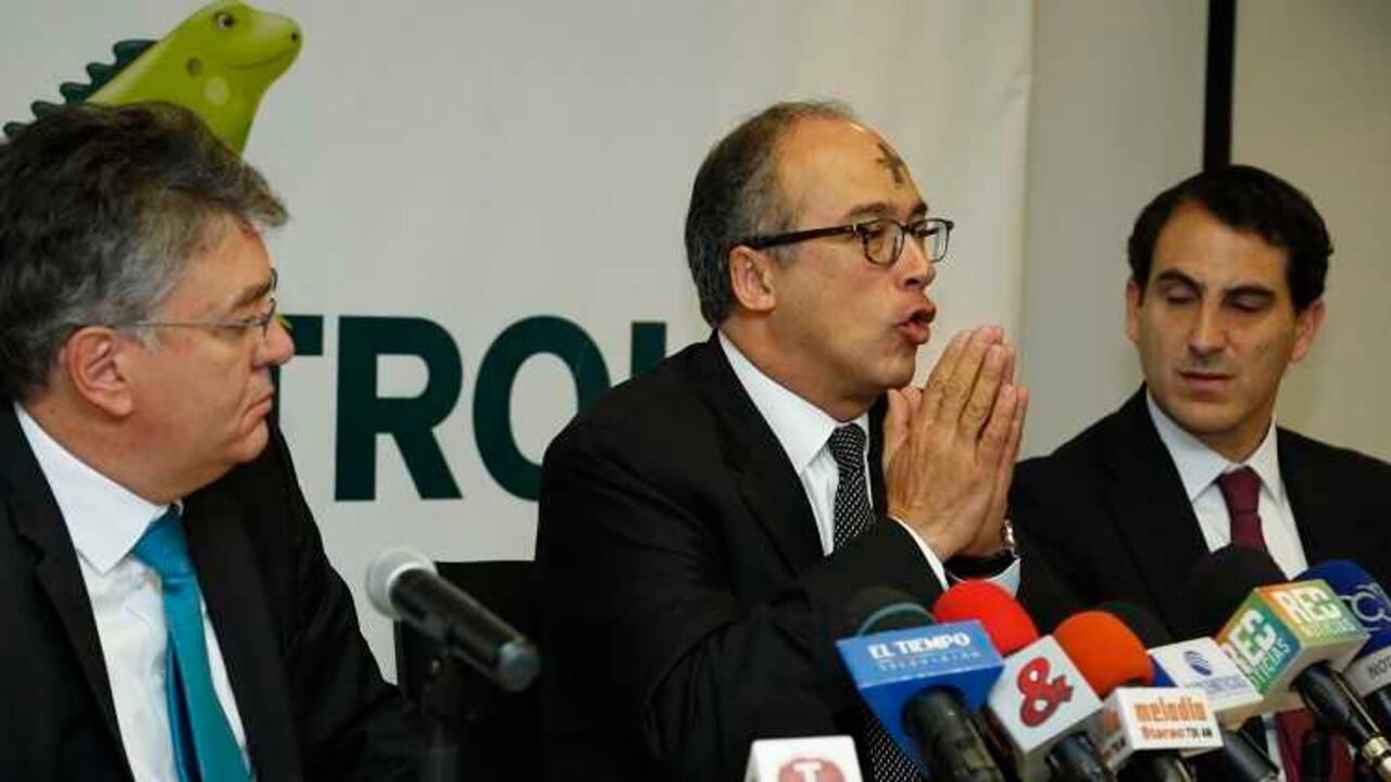 Rueda de prensa explicando los sobrecostos de Reficar. Mauricio Cárdenas ministro de Hacienda, Juan Carlos Echeverry presidente de Ecopetrol y Tomás González ministro de Minas.