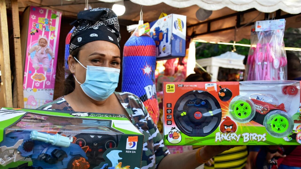 Vendedores formales e informales hacen parte de la feria que se desarrolla tradicionalmente en tres puntos de la ciudad.
