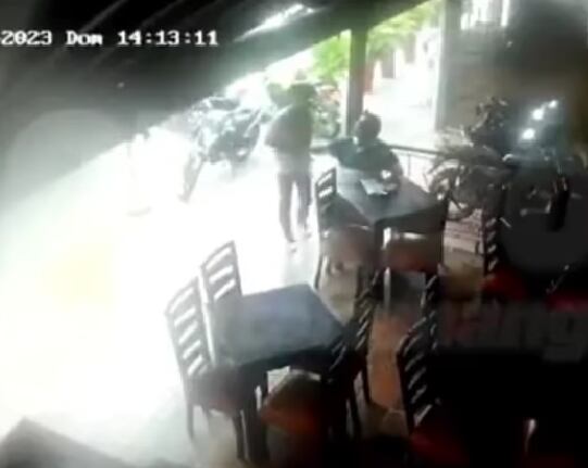 El delincuente intimidó a la víctima con un arma de fuego.