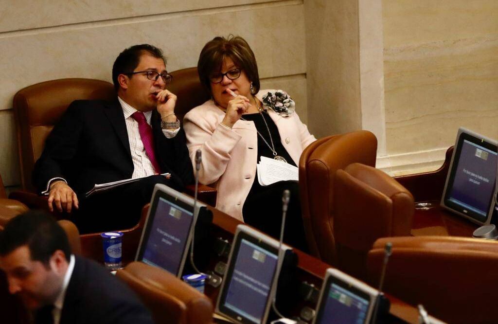 La ministra de justicia, Gloria María Borrero hizo presencia en las votaciones acompañada del consejero presidencial para los derechos humanos Francisco Barbosa. FOTO: León Darío Peláez. 