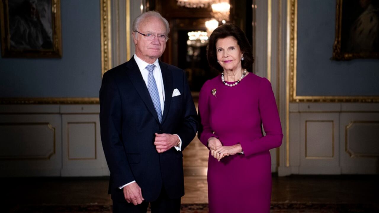 El rey Carlos Gustavo de Suecia junto a la reina Silvia en el palacio real de Estocolmo.