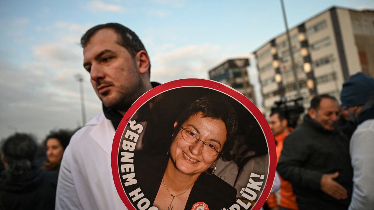 Un doctor sostiene una pancarta de l presidenta de la Asociación Médica de Turquía, Sebnem Korur Fincanci.