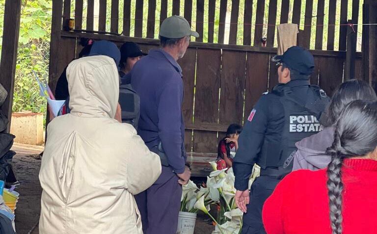 “La Secretaría de Seguridad Pública Estatal mantendrá su presencia en dicha comunidad, donde se espera también el arribo de autoridades civiles y militares. Se seguirá informando en torno a este hecho”, indicó la entidad en su cuenta en Twitter.