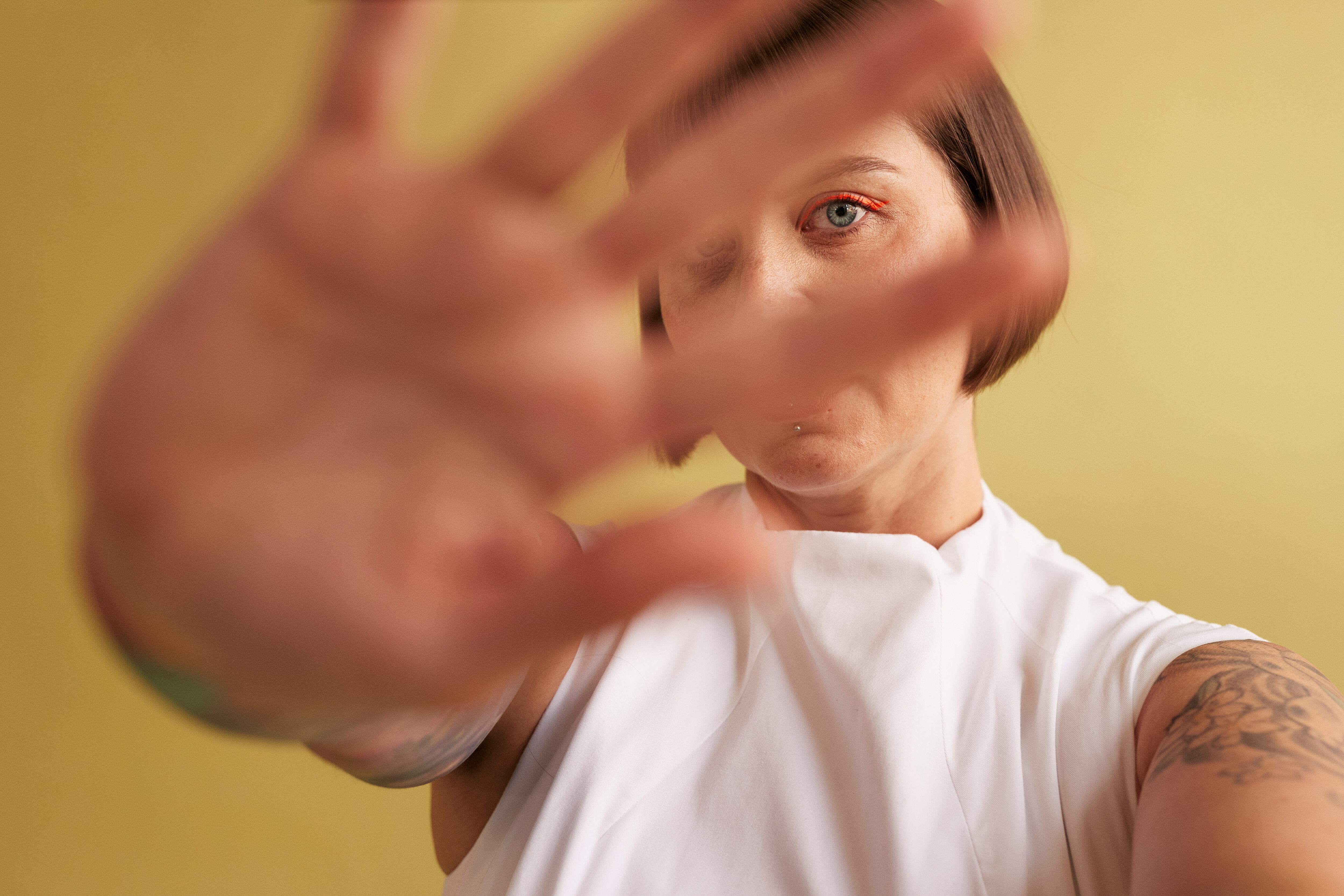 Persona que evita el contacto visual