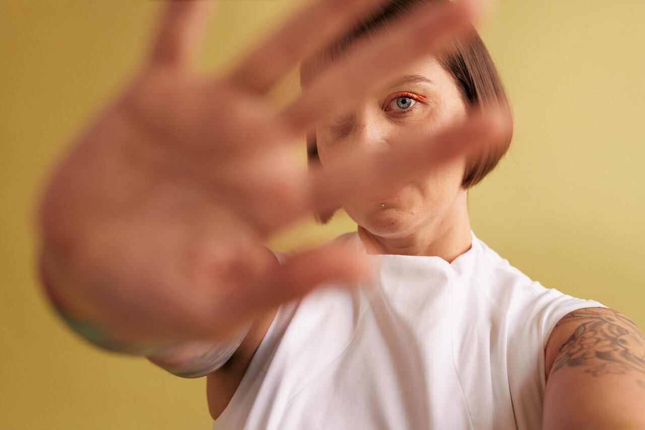 Persona que evita el contacto visual