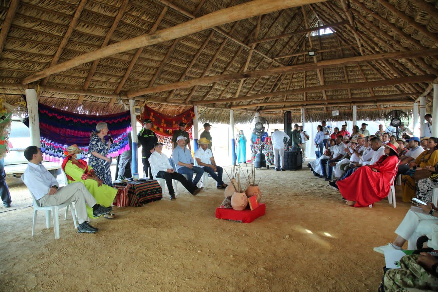 presidente gustavo petro y ministra de vivienda Catalina Velasco en La Guajira