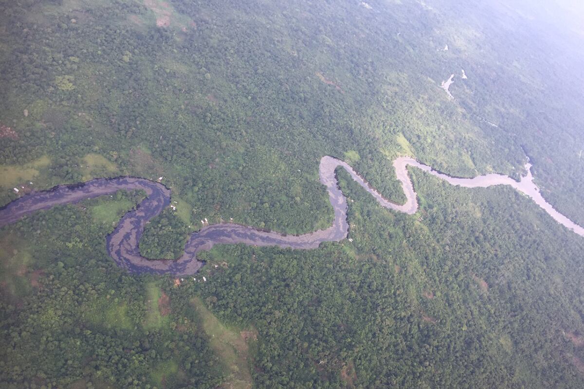 Contaminación del río Caunapí por voladura del Oleoducto Trasandino. Tumaco, Nariño, 8 de junio. (Foto: cortesía Ecopetrol)