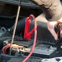 Pasar energía a la batería con cables puede solucionar el problema de un carro que no arranca