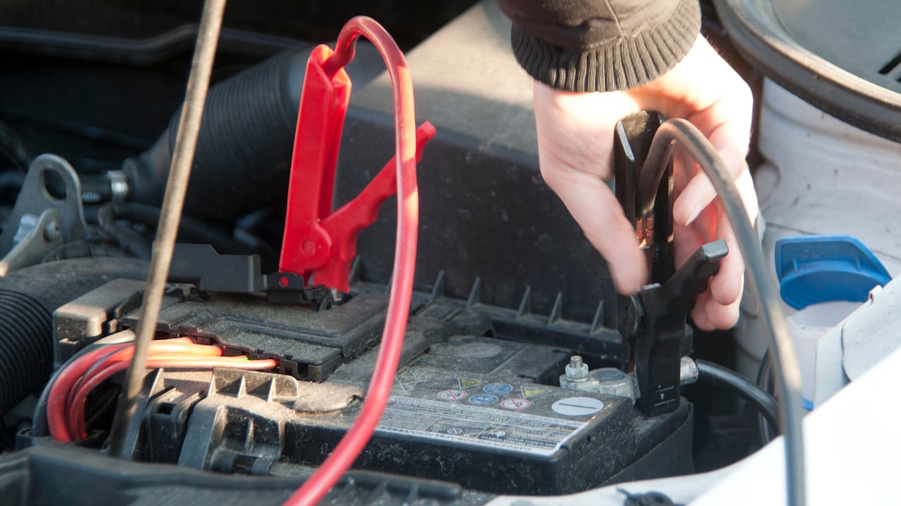 Pasar energía a la batería con cables puede solucionar el problema de un carro que no arranca