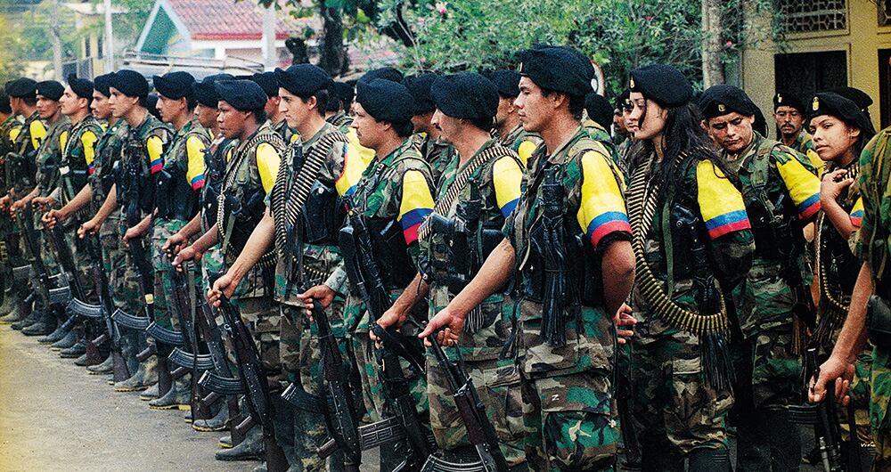 En medio de las falencias, un exguerrillero condenado siguió recibiendo como si nada su salario, cuando se había hecho claridad absoluta en que aquel que continuara delinquiendo o tuviera un tropiezo con la justicia perdería todos los beneficios económicos, así como los jurídicos. 