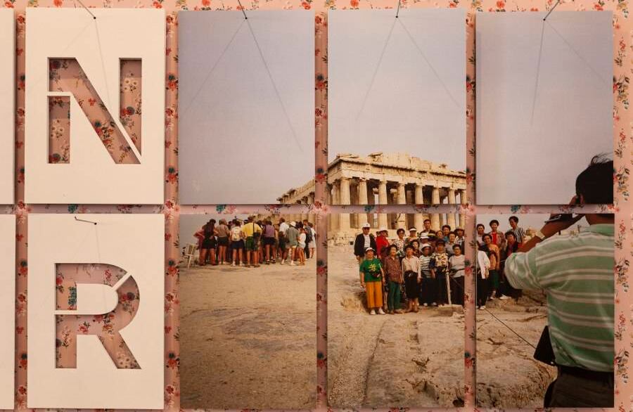 El uso del color, la perspectiva, el plano cerrado y el desenfoque, son algunas de sus técnicas para componer imágenes extravagantes, chillonas, grotescas e incómodas como las rutinas ordinarias de la vida moderna.