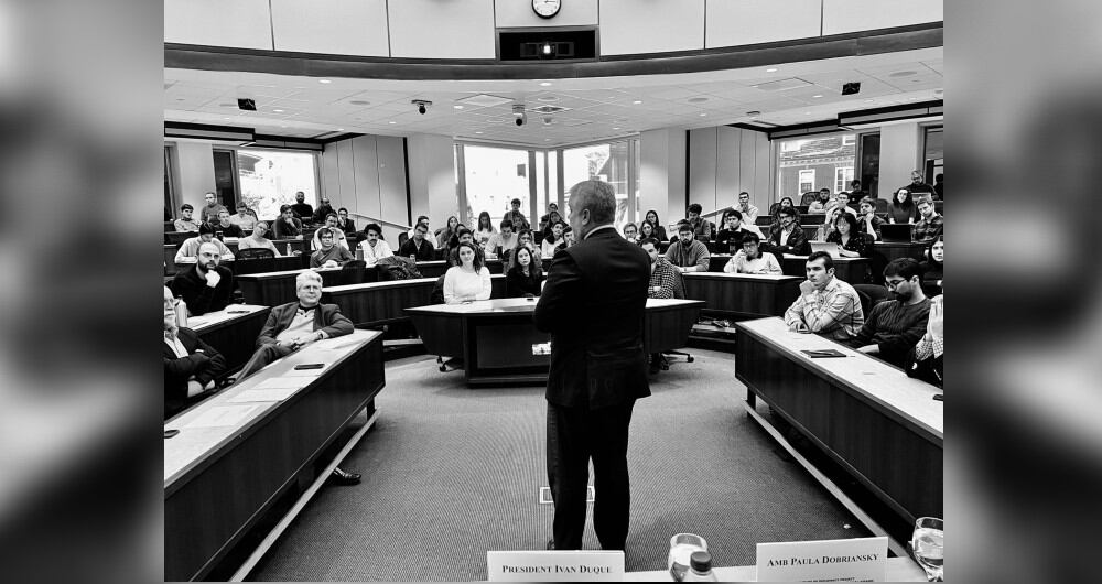 El expresidente Iván Duque, en una conferencia en la Escuela de Gobierno, en la Universidad de Harvard