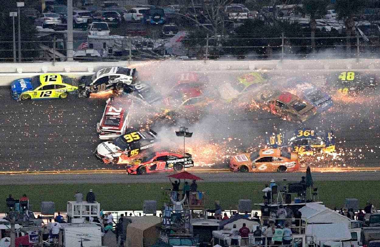 Febrero 17 - Imagen de un choque múltiple durante la carrera Daytona 500 de NASCAR. Ryan Blaney (12), Aric Almirola (10), Paul Menard (21), David Ragan (38) y Matt DiBenedetto (95) fueron los corredores involucrados en el accidente. FOTO: Phelan M. Ebenhack/AP