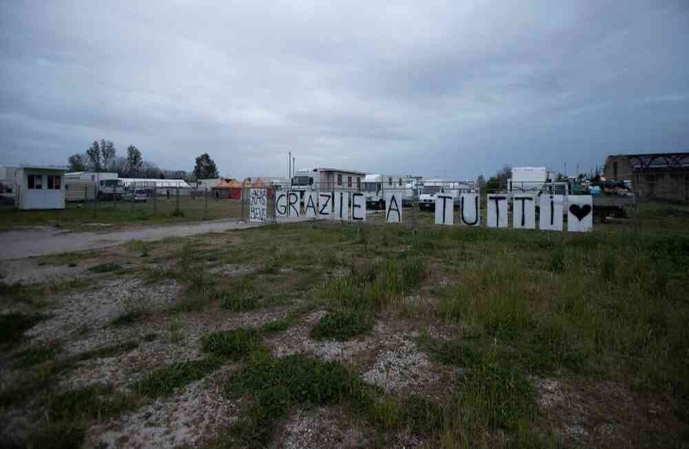 Los carteles con el mensaje "Gracias a todos" cuelgan en la entrada del Circo Romina Orfei, estacionado en San Nicola la Strada, cerca de Nápoles, Italia. El circo itinerante de Orfei hizo su última presentación el 1 de marzo. AP-Alessandra Tarantino