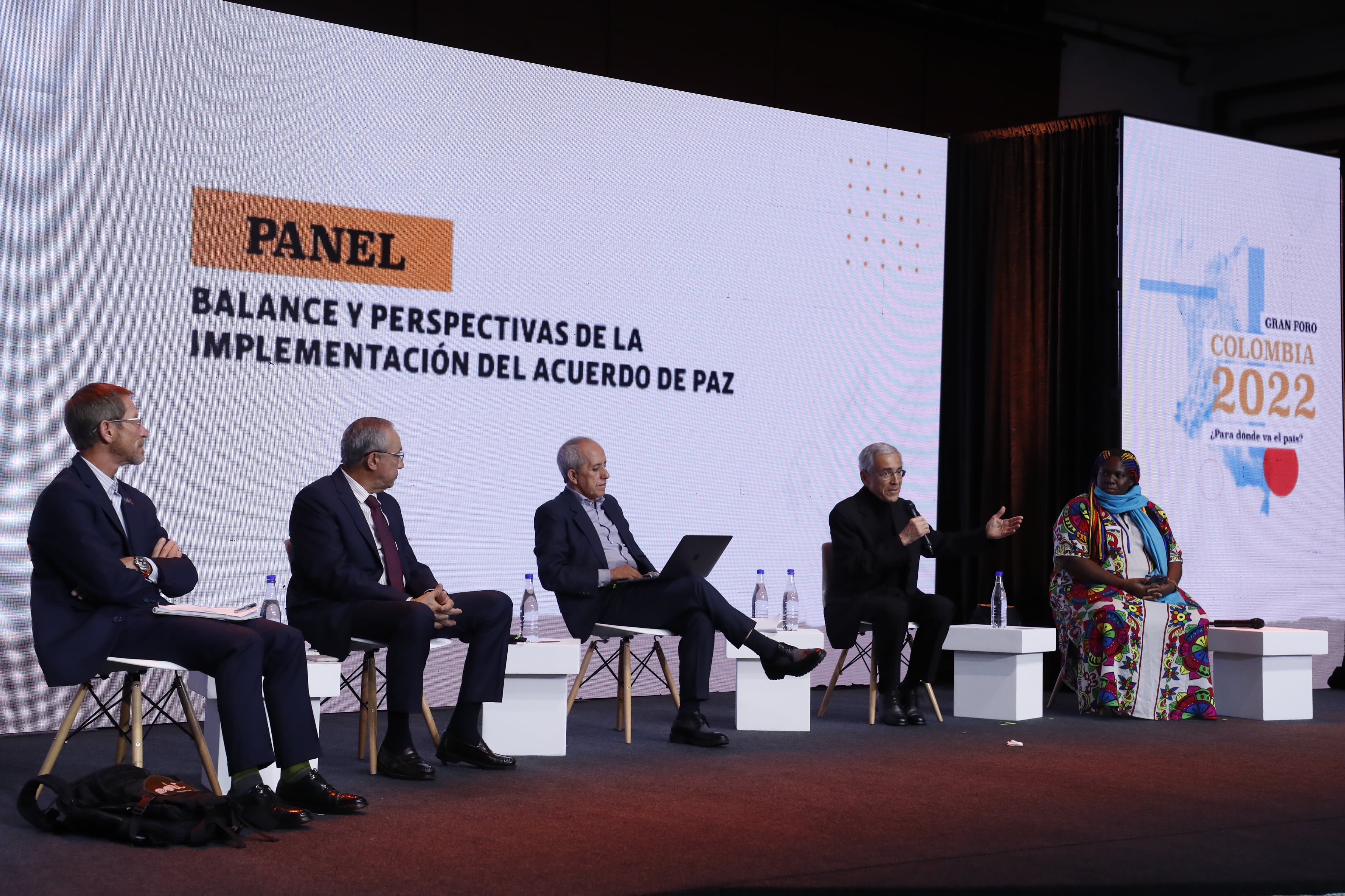 Francisco de Roux, presidente de la Comisión de la Verdad 
Emilio Archila, consejero presidencial para la Estabilización y la Consolidación  
Yolanda Perea, líder defensora de DDHH e integrante de la  Mesa Nacional Efectiva de Víctimas  Rubén Darío Acevedo, director general del Centro Nacional de Memoria Histórica  Edulfo Peña, editor político de SEMANA