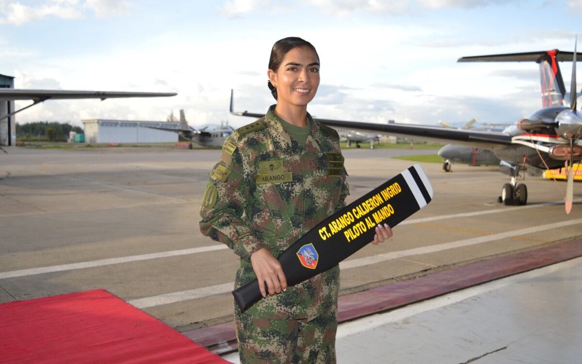 Íngrid Arango Calderón, primera mujer al comando de una aeronave del Ejército.