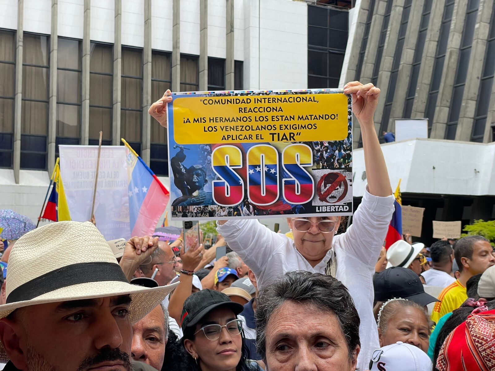 Plantón en Medellín por Venezuela.