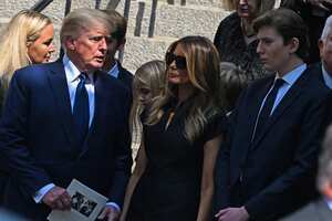 Donald Trump y Melania Trump en el funeral de Ivana Trump. Exesposa del exmandatario. (Photo by Alexi J. Rosenfeld / GETTY IMAGES NORTH AMERICA / Getty Images via AFP)