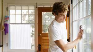 Limpiar ventanas sin mancharlas.