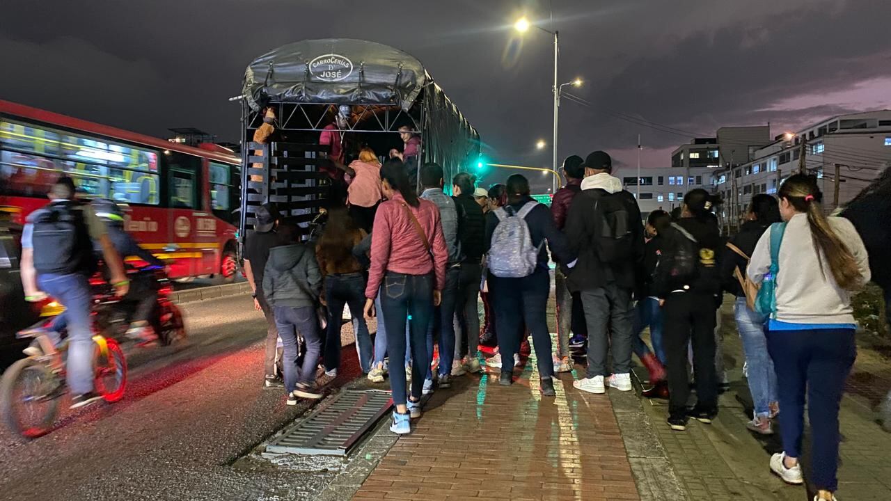 Tras el bloqueo en el sistema Transmilenio en el sur de Bogotá, usuarios deben “treparse” en camiones para llegar a sus casas