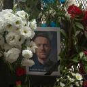 Una fotografía de Alexei Navalny y flores colocadas en una valla que custodia la embajada rusa en Buenos Aires, Argentina, el viernes 16 de febrero de 2024. Navalny, quien hizo una cruzada contra la corrupción oficial y organizó protestas masivas contra el Kremlin como el enemigo más feroz del presidente Vladimir Putin.