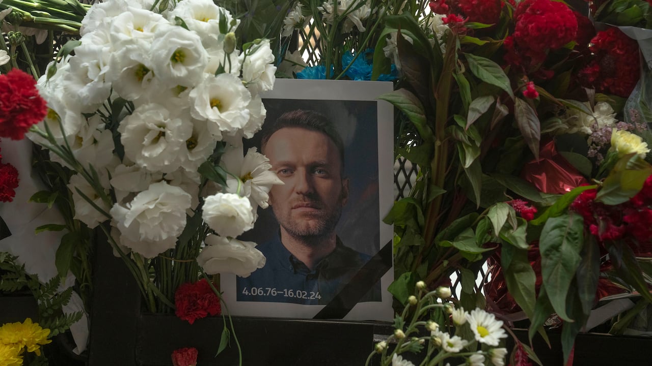 Una fotografía de Alexei Navalny y flores colocadas en una valla que custodia la embajada rusa en Buenos Aires, Argentina, el viernes 16 de febrero de 2024. Navalny, quien hizo una cruzada contra la corrupción oficial y organizó protestas masivas contra el Kremlin como el enemigo más feroz del presidente Vladimir Putin.