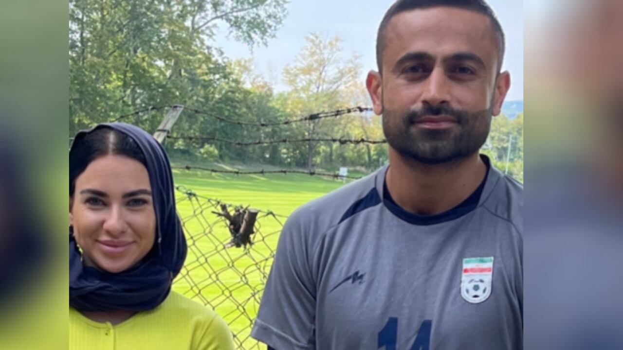 Isabelle Latifa Barker, periodista de The Sun fue obligada a usar hiyab para entrevistar a selección Irán en Austria.