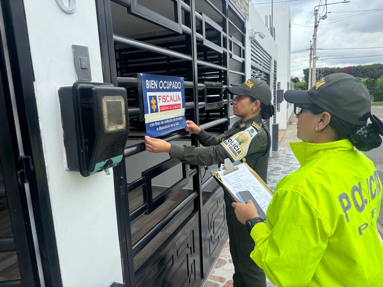 Fiscalía y Policía ocupando bienes que eran al parecer de una poderosa red de tráfico de cigarrillos.