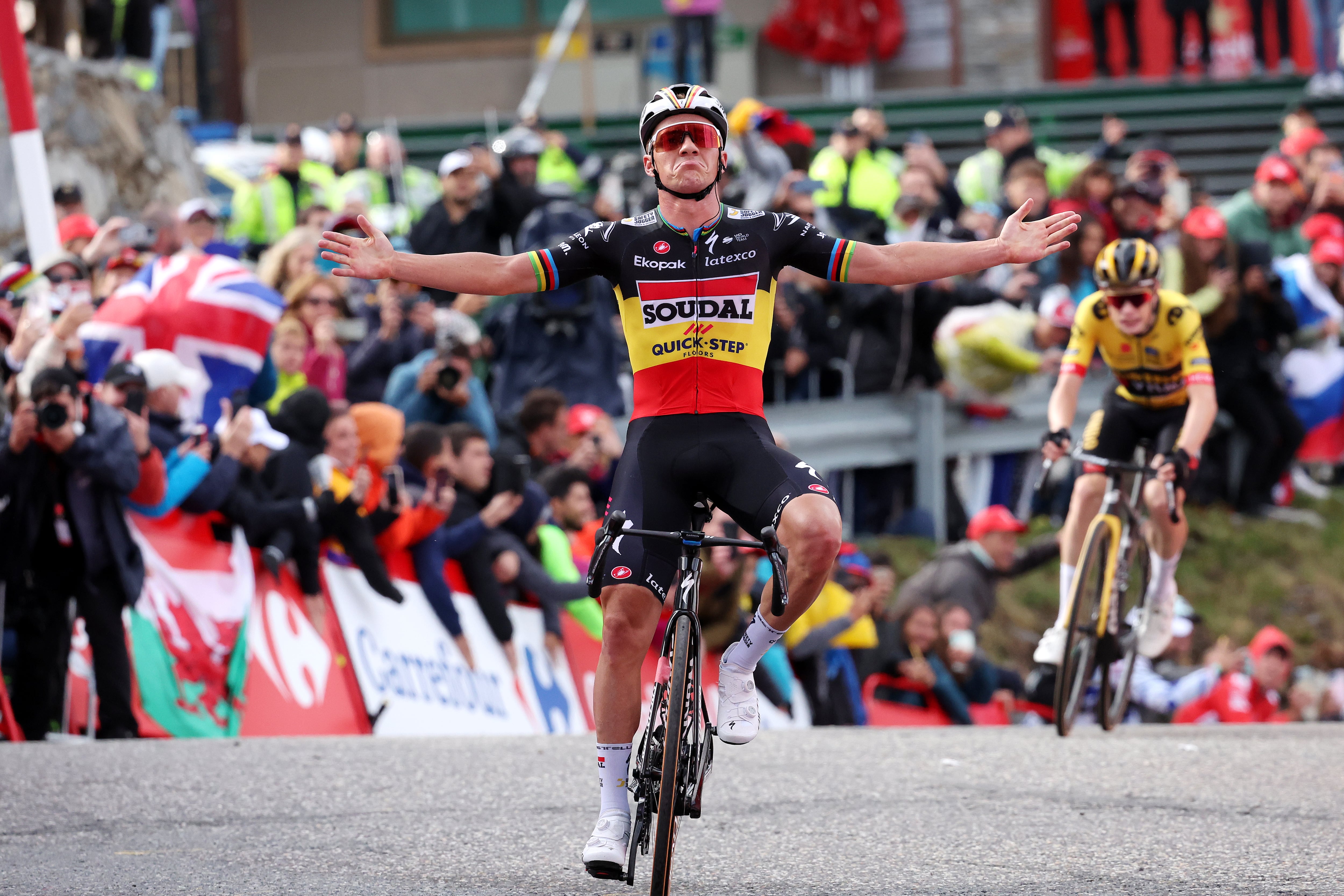 ARINSAL, ESPAÑA - 28 DE AGOSTO: Remco Evenepoel de Bélgica y el equipo Soudal - Quick Step celebra en la línea de meta como ganador de etapa durante la 78.ª Vuelta a España 2023, Etapa 3, una etapa de 158,5 km desde Súria a Arinsal 1911m/ #UCIWT / el 28 de agosto de 2023 en Arinsal, Andorra. (Foto de Alexander Hassenstein/Getty Images)