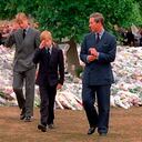 En esta foto de archivo fechada el viernes 5 de septiembre de 1997, el príncipe Carlos, a la derecha, acompaña a sus hijos, el príncipe Guillermo, a la izquierda, y el príncipe Harry, después de que llegaron al Palacio de Kensington en Londres para ver algunas de las flores y recuerdos guardados en memoria. de su madre, la princesa Diana.
