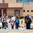 Los palestinos desplazados que partieron con sus pertenencias desde Rafah, en el sur de la Franja de Gaza, tras una orden de evacuación del ejército israelí, llegan a Khan Yunis el 6 de mayo de 2024, en medio del conflicto en curso entre Israel y el movimiento palestino Hamas.