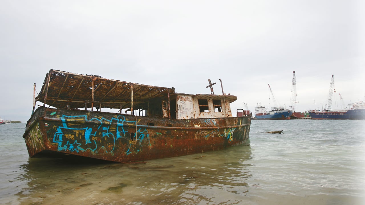 Uno de los tantos barcos encallados en las costas de San Andrés.
